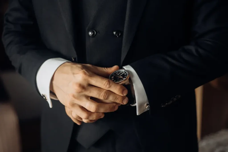hombre traje elegante negro precioso reloj manos hombre