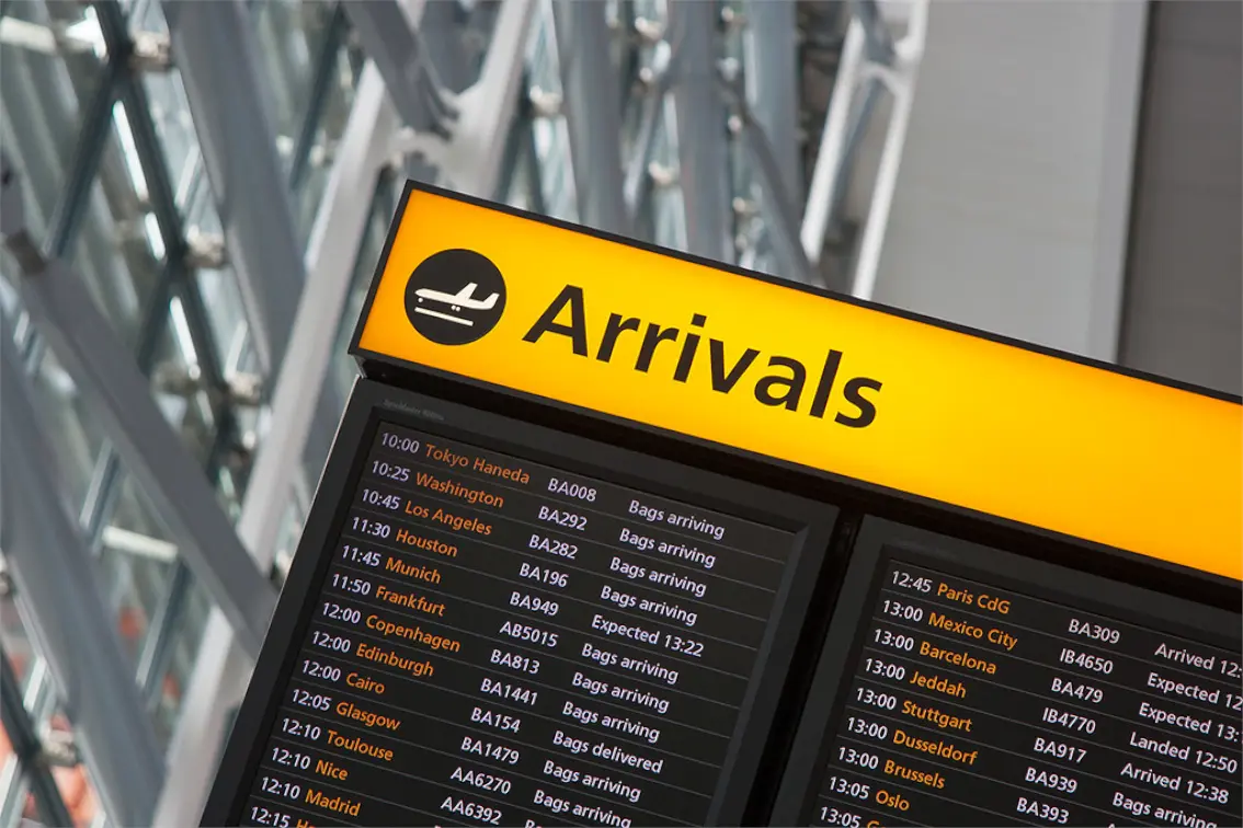 cartel monitor de vuelos y horarios de llegadas en el aeropuerto malaga